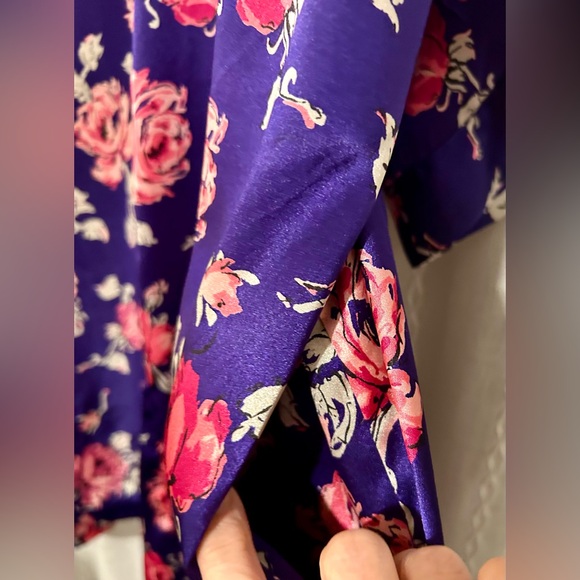 Solange Satin Robe. Sz 22/28 with inside tie and side pockets. - Picture 6 of 9